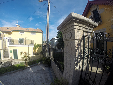 Portão e grades da entrada da casa